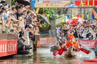 Than thở không chịu thua kém! Bạn bè nhiệt tình bình luận quốc túc: Rốt cục chịu đựng xong, ta là thật tiện a! Chúc mừng năm mới mọi người